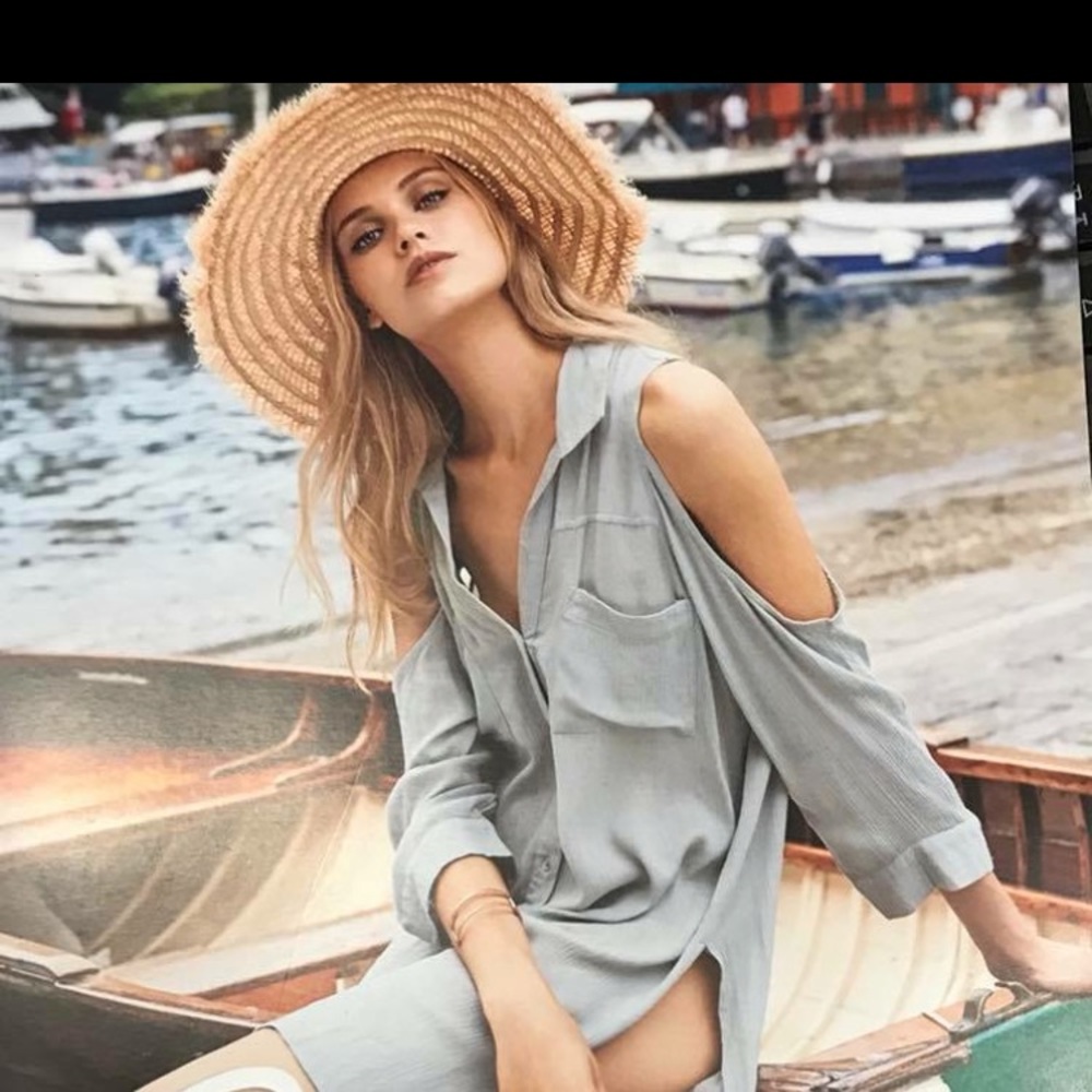 Cold shoulder tunic top
